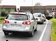 Langes Stehen an Ampeln oder im Stau treibt den Spritverbrauch in die Höhe und schadet der Umwelt. Abhilfe schaffen sogenannte Start-Stopp-Systeme. Foto: VW/gp